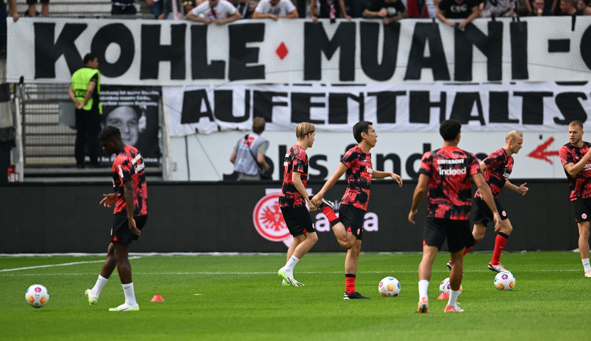 Kohle Muani Eintracht Fans äußern Unmut Fussballdaten