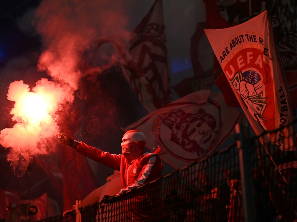 Tennisbälle und Bengalos Geldstrafe für FC Bayern Fussballdaten