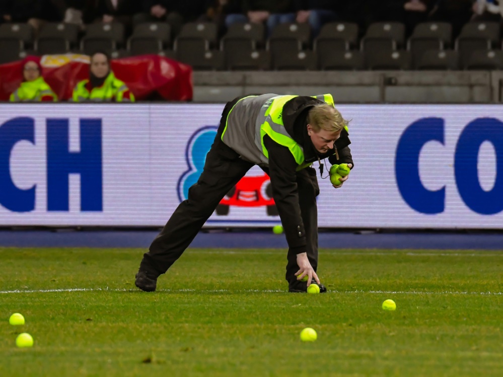 Zig Tennisb Lle Hertha Fans Sorgen F R Minuten Pause Fussballdaten