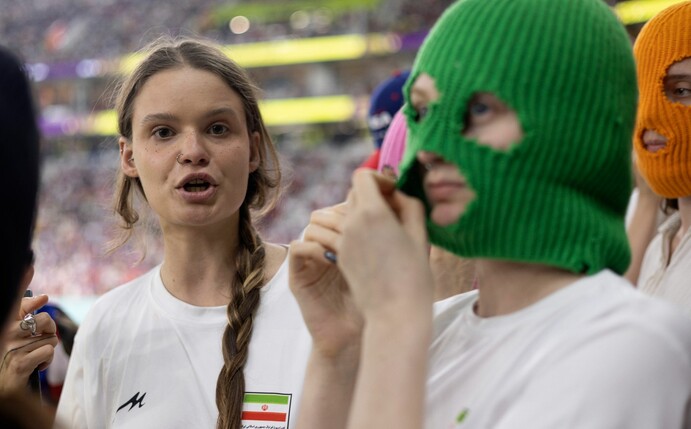 Pussy Riot protestiert bei WM auf Tribüne für Frauen im Iran