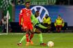 Bayerns Kingsley Coman (l) droht beim Spiel in Mönchengladbach auszufallen.