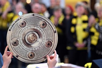 In Dortmund sieht man vor dem 34. Spieltag überall das Objekt der Begierde: die Meisterschale. In Dortmund sieht man vor dem 34. Spieltag überall das Objekt der Begierde: die Meisterschale.