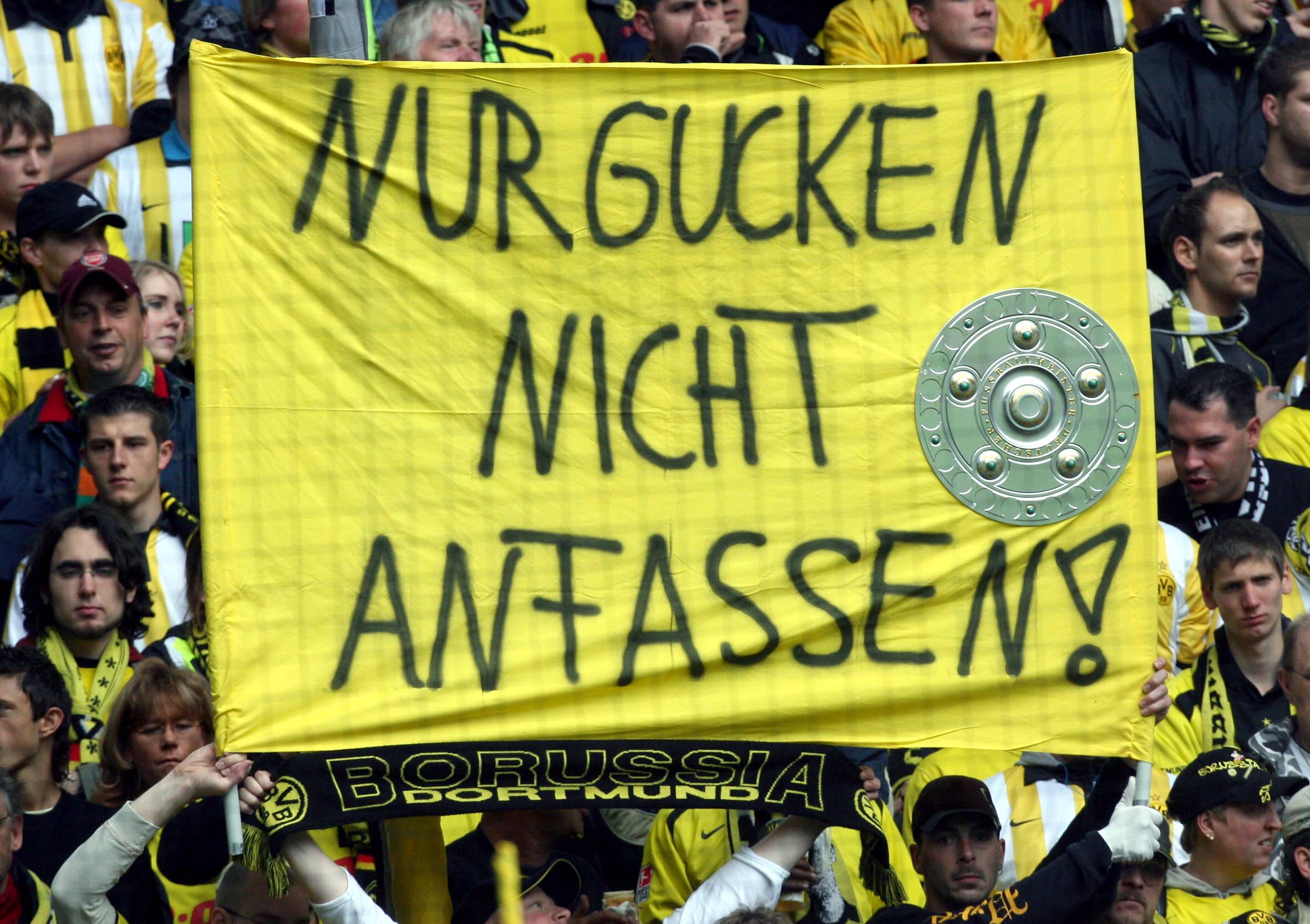 Spruchband der BVB-Fans vor einem historischen Derby gegen Schalke 04 (2:0) 