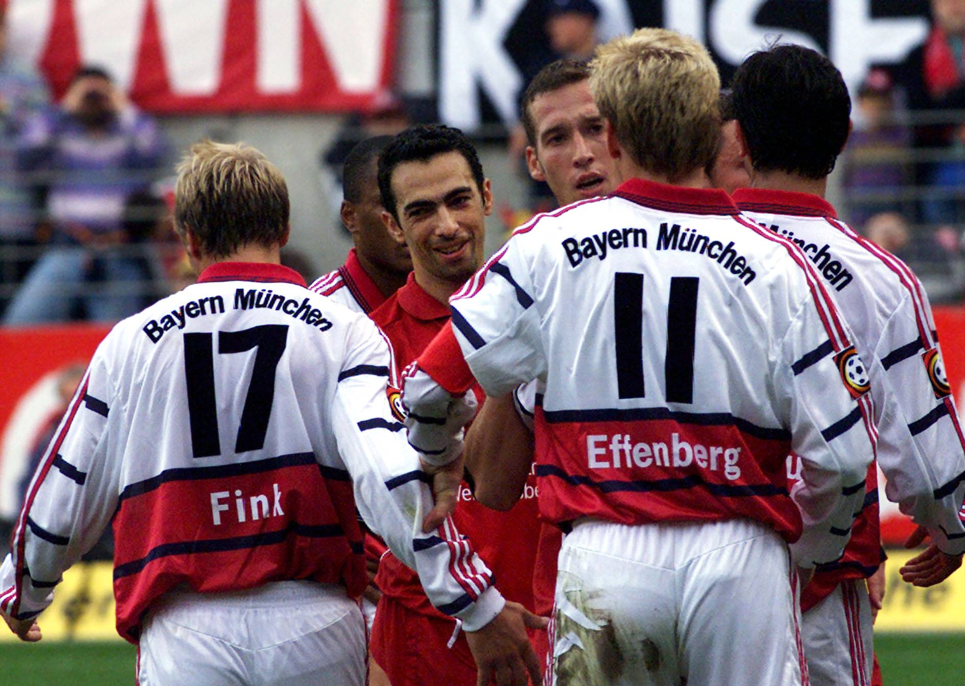 Münchens Thorsten Fink, nachdem er Lauterns Youri Djorkaeff auf den Mund küsste