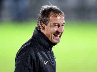 Am 13. Spieltag sind alle Blicke auf Herthas neuen Trainer gerichtet: Jürgen Klinsmann beim ersten Aufgalopp mit Herthas Spielern im Regen. Foto: Britta Pedersen/dpa-Zentralbild/dpa Am 13. Spieltag sind alle Blicke auf Herthas neuen Trainer gerichtet: Jürgen Klinsmann beim ersten Aufgalopp mit Herthas Spielern im Regen. Foto: Britta Pedersen/dpa-Zentralbild/dpa
