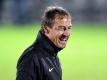 Am 13. Spieltag sind alle Blicke auf Herthas neuen Trainer gerichtet: Jürgen Klinsmann beim ersten Aufgalopp mit Herthas Spielern im Regen. Foto: Britta Pedersen/dpa-Zentralbild/dpa