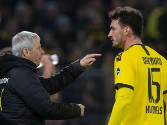 BVB-Trainer Lucien Favre (l) muss gegen Düsseldorf auf Mats Hummels verzichten. Foto: Bernd Thissen/dpa BVB-Trainer Lucien Favre (l) muss gegen Düsseldorf auf Mats Hummels verzichten. Foto: Bernd Thissen/dpa