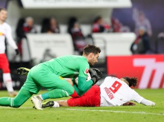 Treffen im Topspiel des 16. Spieltages mit ihren Teams aufeinander: BVB-Keeper Roman Bürki und Leipzigs Yussuf Poulsen. Foto: Jan Woitas/zb/dpa Treffen im Topspiel des 16. Spieltages mit ihren Teams aufeinander: BVB-Keeper Roman Bürki und Leipzigs Yussuf Poulsen. Foto: Jan Woitas/zb/dpa