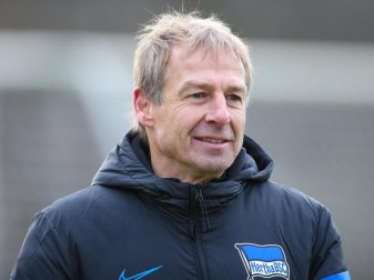 Kassierte 2009 als Bayern-Coach eine heftige Packung in Wolfsburg: Hertha-Trainer Jürgen Klinsmann. Foto: Andreas Gora/dpa