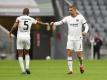 Bei Eintracht Frankfurt fehlt Allrounder Stefan Ilsanker (r) gelb-gesperrt. Foto: Andreas Gebert/Reuters-Pool/dpa
