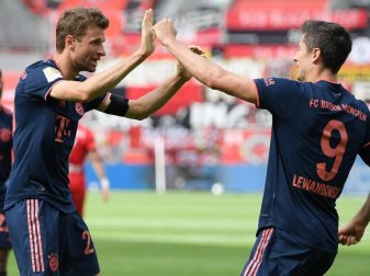 Sind nach ihren Gelb-Sperren wieder einsatzbereit: Bayerns Robert Lewandowski (r) und Thomas Müller. Foto: Matthias Hangst/Getty Images Europe/Pool/dpa