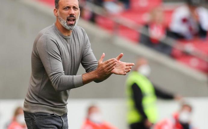 Will mit seinen Stuttgartern beim FC Schalke 04 punkten: VfB-Coach Pellegrino Matarazzo. Foto: Tom Weller/dpa