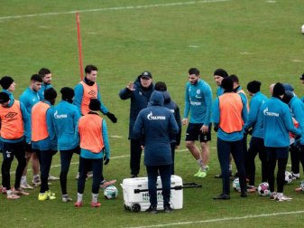 Schalke-Trainer Christian Gross (M) richtet sich beim Abschlusstraining vor dem Spiel gegen den FC Köln an die Mannschaft. Foto: Fabian Strauch/dpa Schalke-Trainer Christian Gross (M) richtet sich beim Abschlusstraining vor dem Spiel gegen den FC Köln an die Mannschaft. Foto: Fabian Strauch/dpa