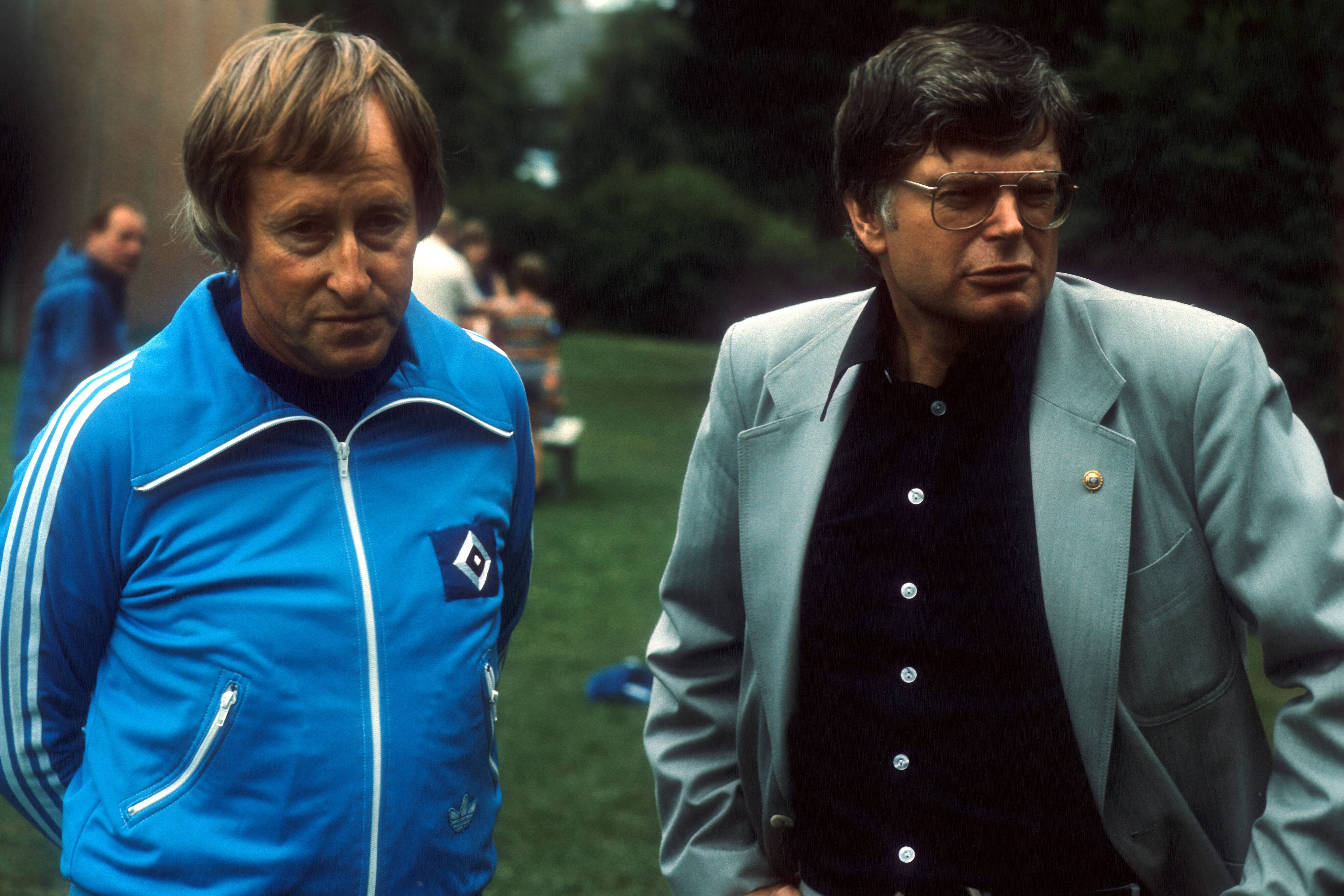 Dr. Peter Krohn, Präsident des Hamburger SV, bei der Verpflichtung von Superstar Kevin Keegan, 1977.