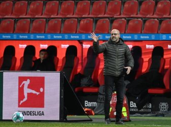 Trainer Peter Bosz und Bayer 04 Leverkusen bekommen es am 20. spieltag mit dem VfB Stuttgart zu tun. Foto: Ina Fassbender/AFP/Pool/dpa