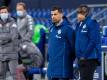 Das Schalker Trainerteam um Dimitrios Grammozis (M) hofft nach dem Punktgewinn gegen Mainz auf einen Dreier in Wolfsburg. Foto: Guido Kirchner/dpa