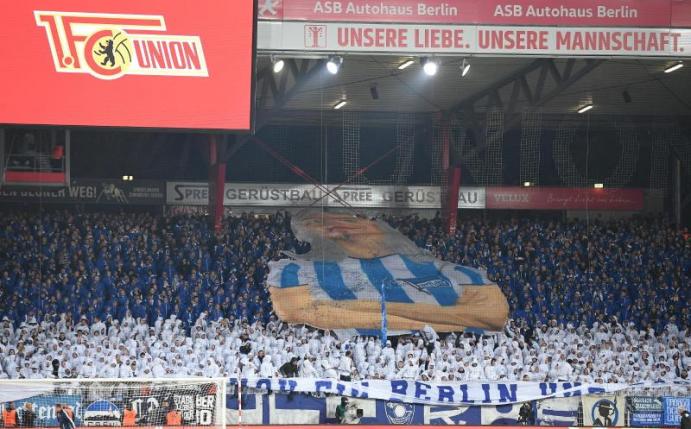 Hertha-Fans sind beim Berlin-Derby in der Alten Försterei im Gästeblock des Stadions. Foto: Britta Pedersen/dpa/Archivbild