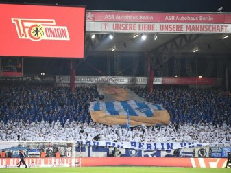 Hertha-Fans sind beim Berlin-Derby in der Alten Försterei im Gästeblock des Stadions. Foto: Britta Pedersen/dpa/Archivbild Hertha-Fans sind beim Berlin-Derby in der Alten Försterei im Gästeblock des Stadions. Foto: Britta Pedersen/dpa/Archivbild