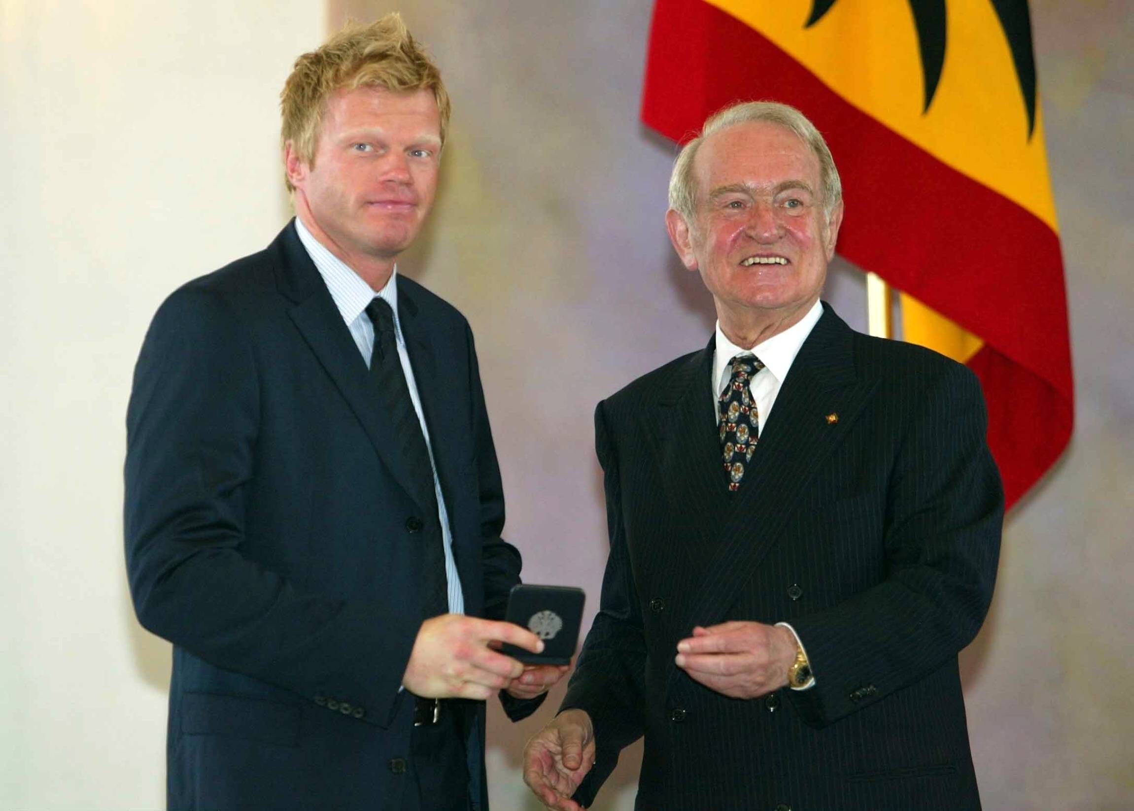 Oliver Kahn auf die Frage, was man denn gegen die Krise tun könne