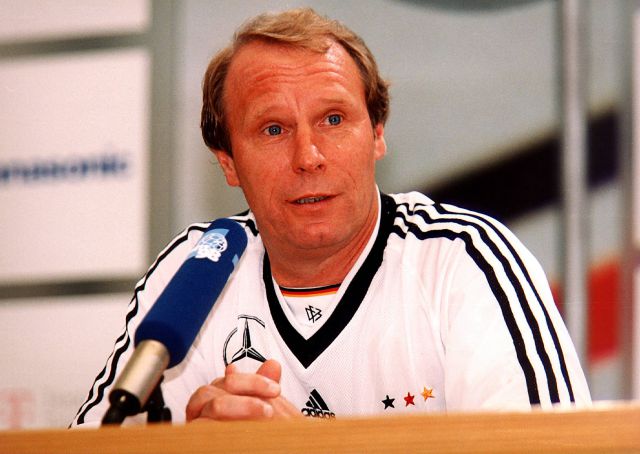 Bundestrainer Berti Vogts bei der Fußball-WM 1998 in Frankreich.