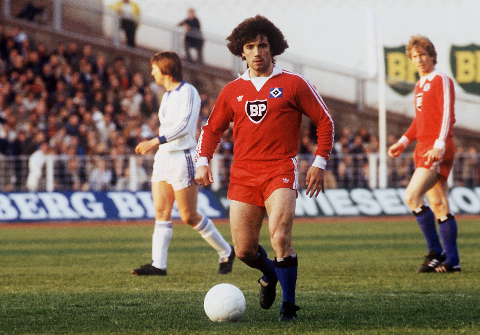 Kevin Keegan, Weltstar beim HSV, zu seinem Platzverweis im Freundschaftsspiel beim VfB Lübeck.