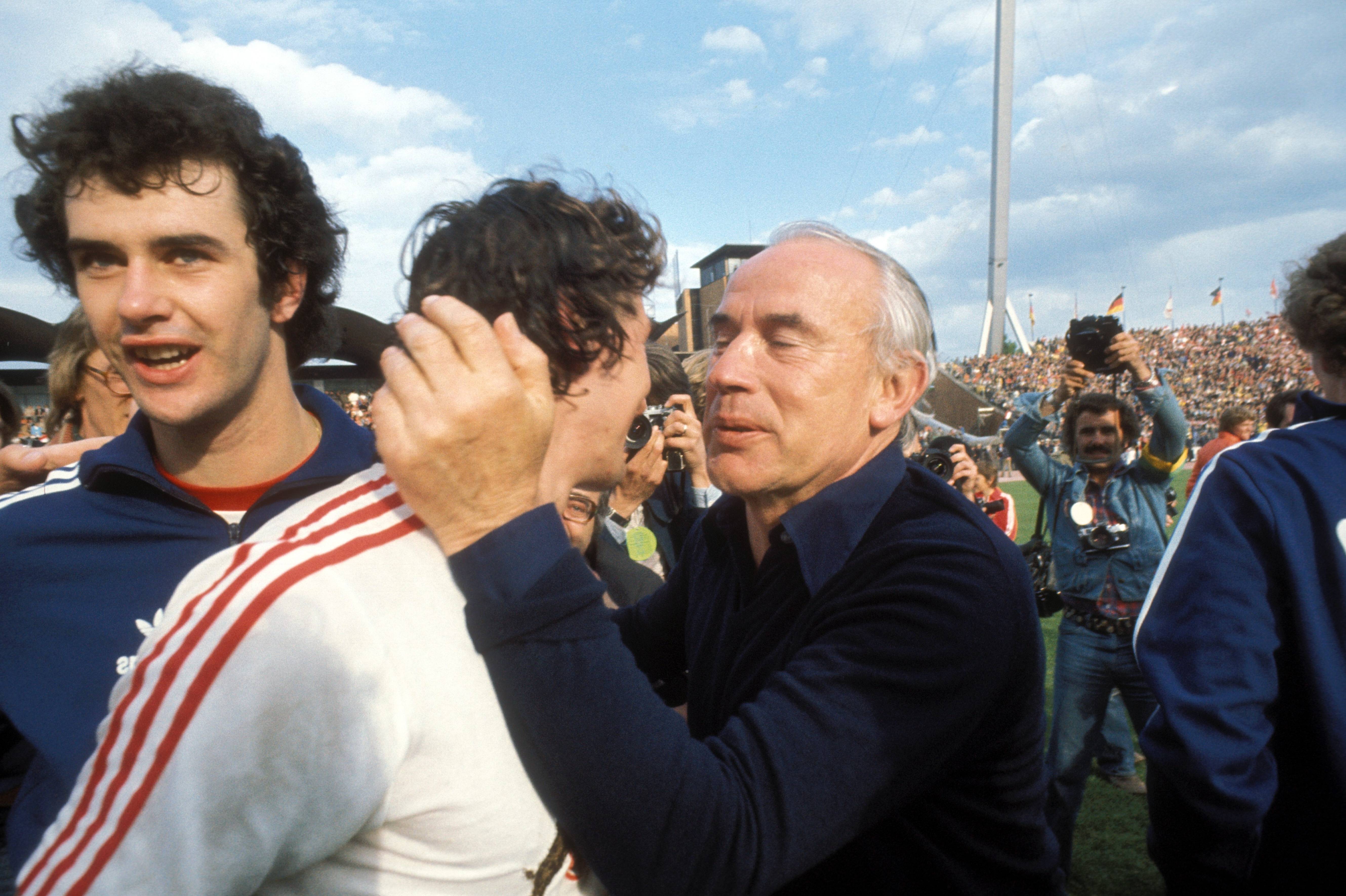 Kölns Gerd Strack vor dem Spiel gegen den VfB Stuttgart mit dem Ex-Kölner und Torschützen Dieter Müller (,,Müller II"). 