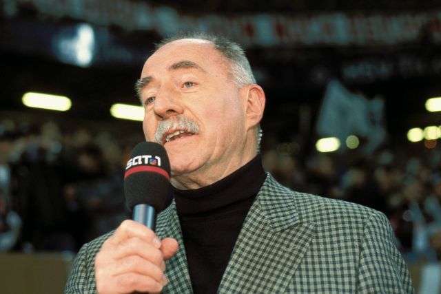 Werner Hansch bei seinem ersten Auftritt als Stadionsprecher - vorher war er Sprecher auf einer Pferderennbahn