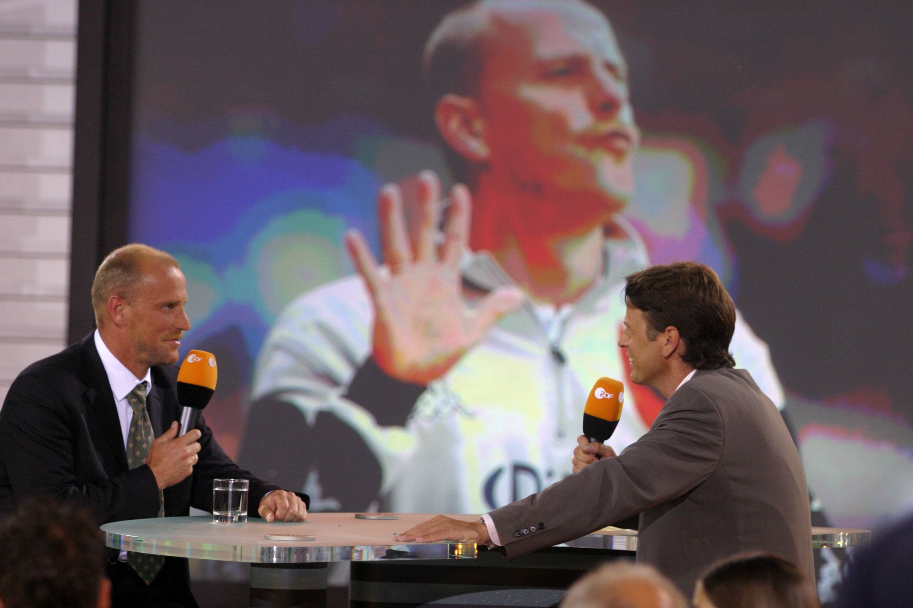 Rudi Cerne im Aktuellen Sportstudio beim Torwandschießen