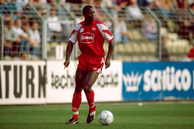Anthony Baffoe zu einem pöbelndem Gegenspieler