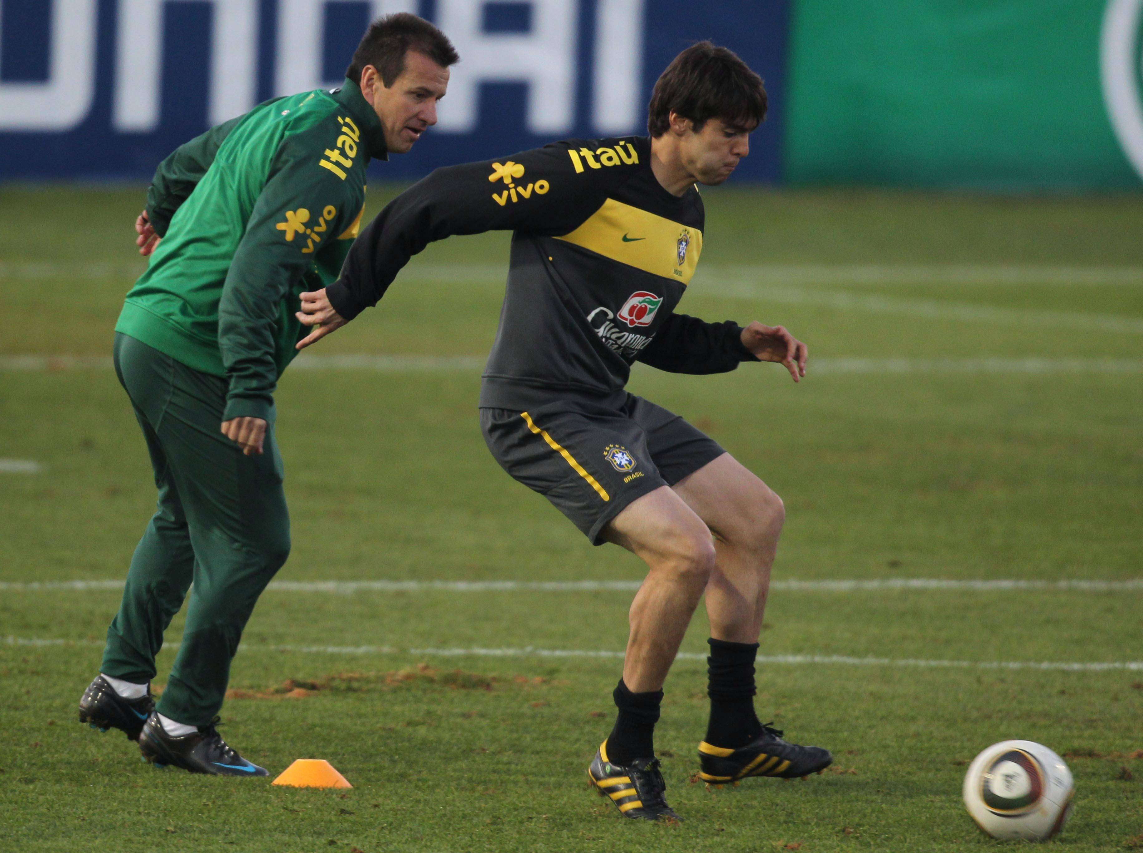 Brasiliens Nationaltrainer Carlos Dunga verteidigt gegenüber Journalisten seinen Kader...