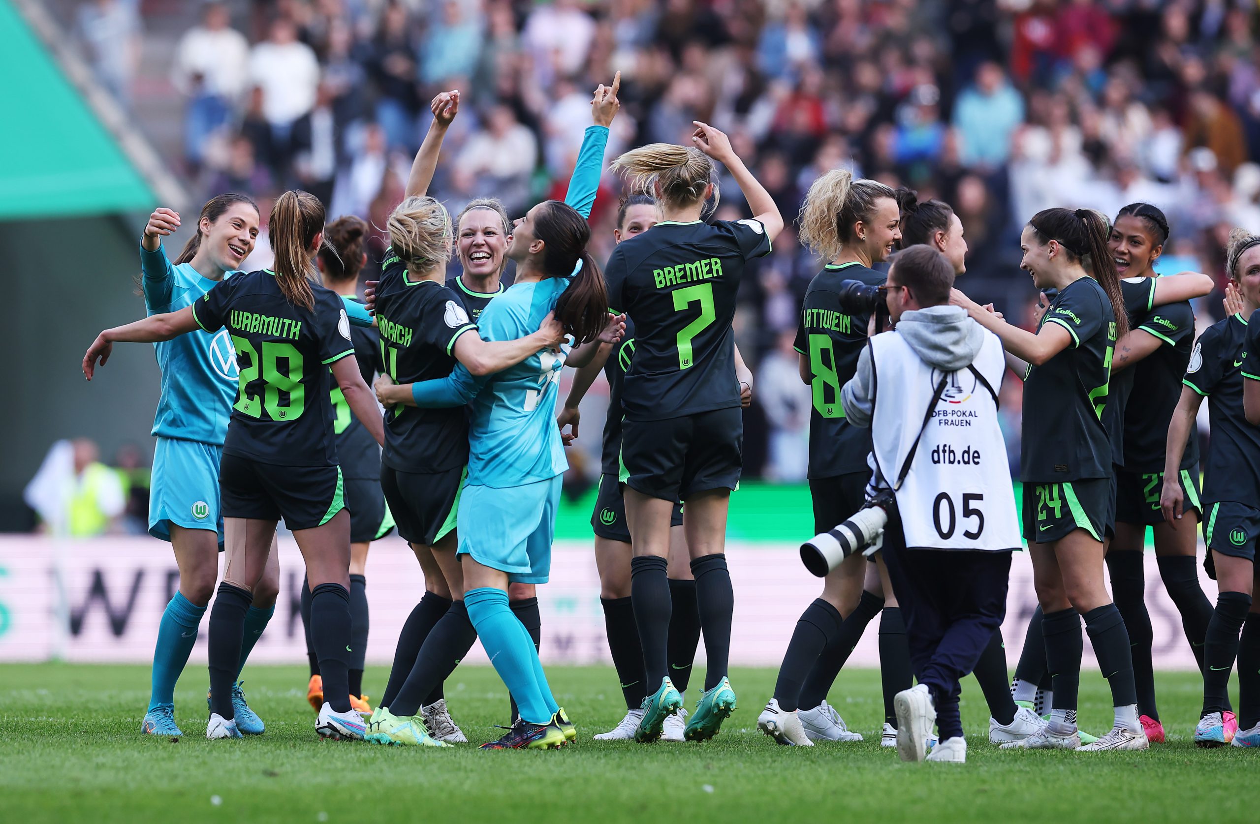 Kantersieg vor Rekordkulisse VfL Wolfsburg Frauen gewinnen DFB-Pokal
