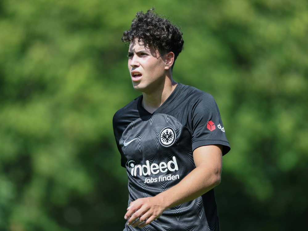 Frankfurt bindet Stürmertalent Ferri bis 2026 Fussballdaten