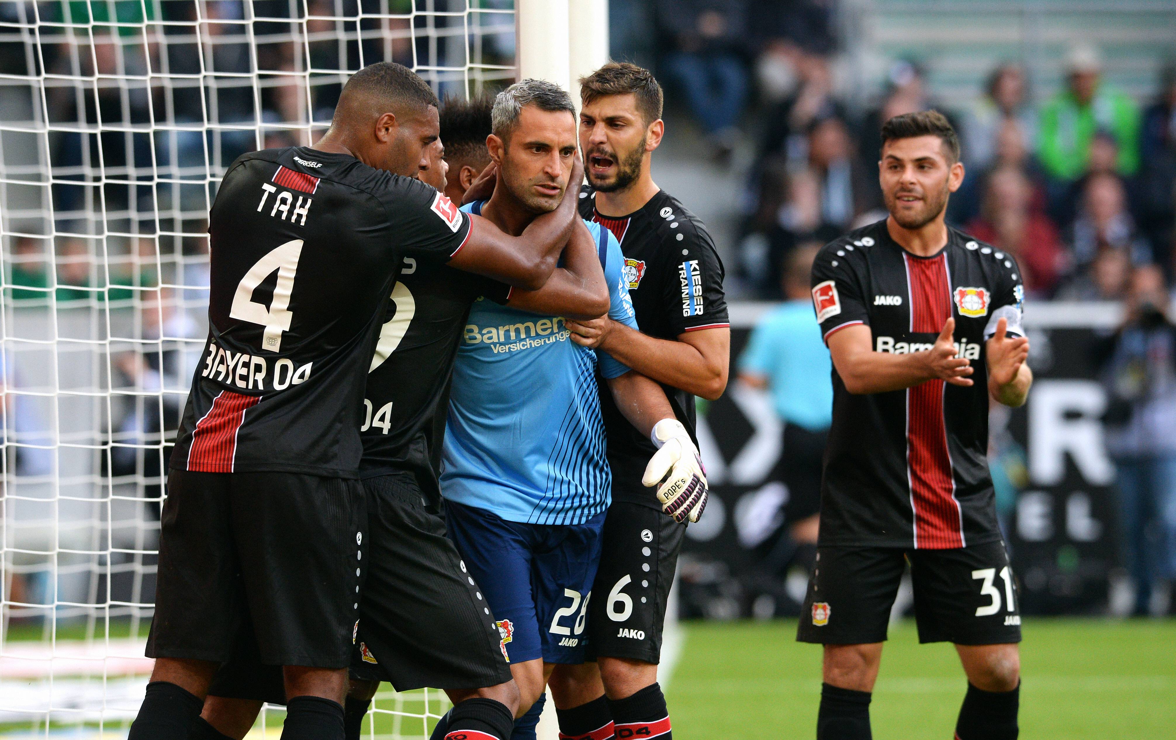 Leverkusens Torwart Ramazan Özcan über die Abschlussschwäche seiner Vorderleute bei einem 0:2 in Mönchengladbach