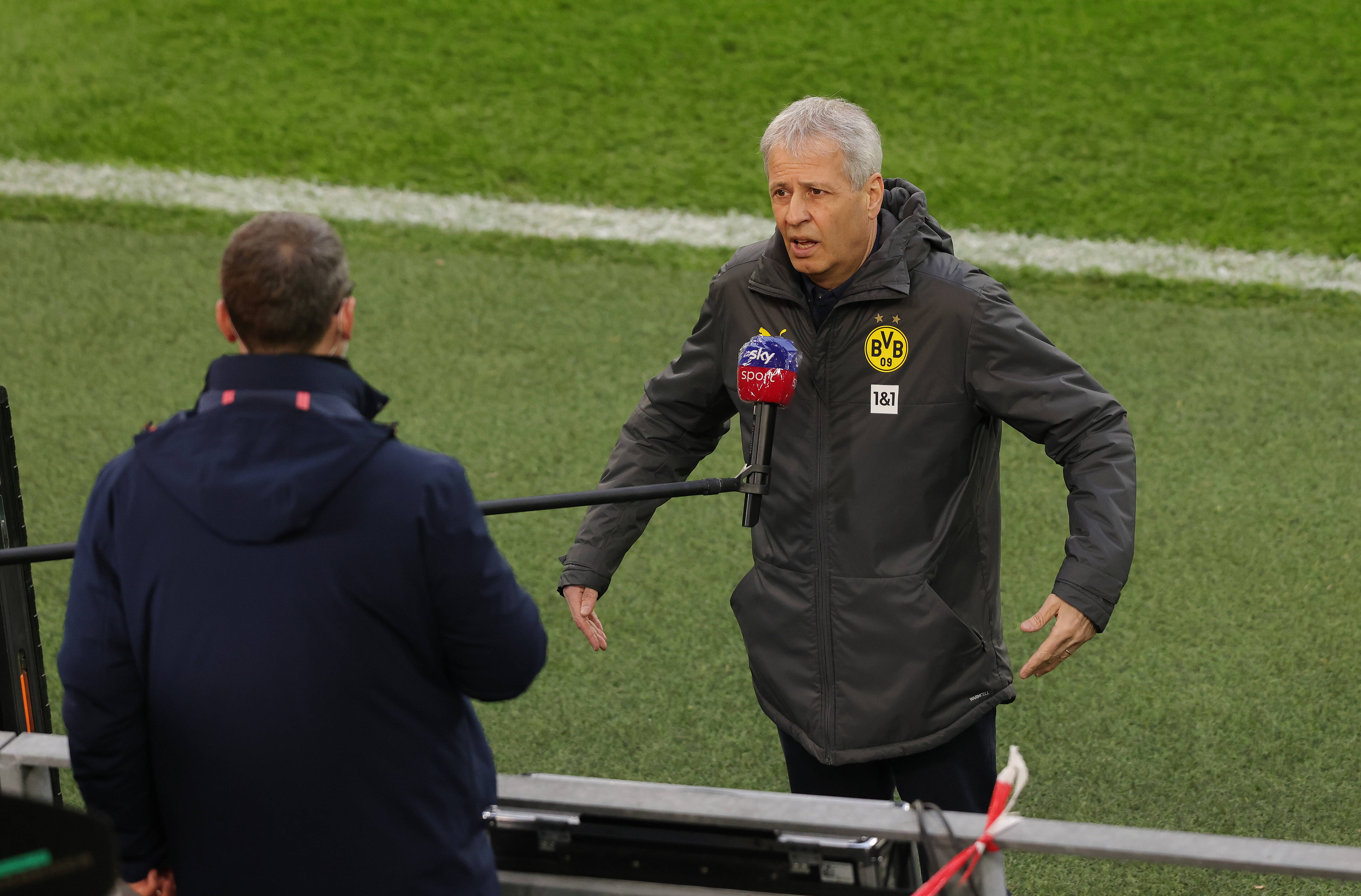 Dortmunds Trainer Lucien Favre nach dem 4:2 bei Bayer Leverkusen in Richtung seines 04-Kollegen Heiko Herrlich, in dessen Haus er in Dortmund wohnt