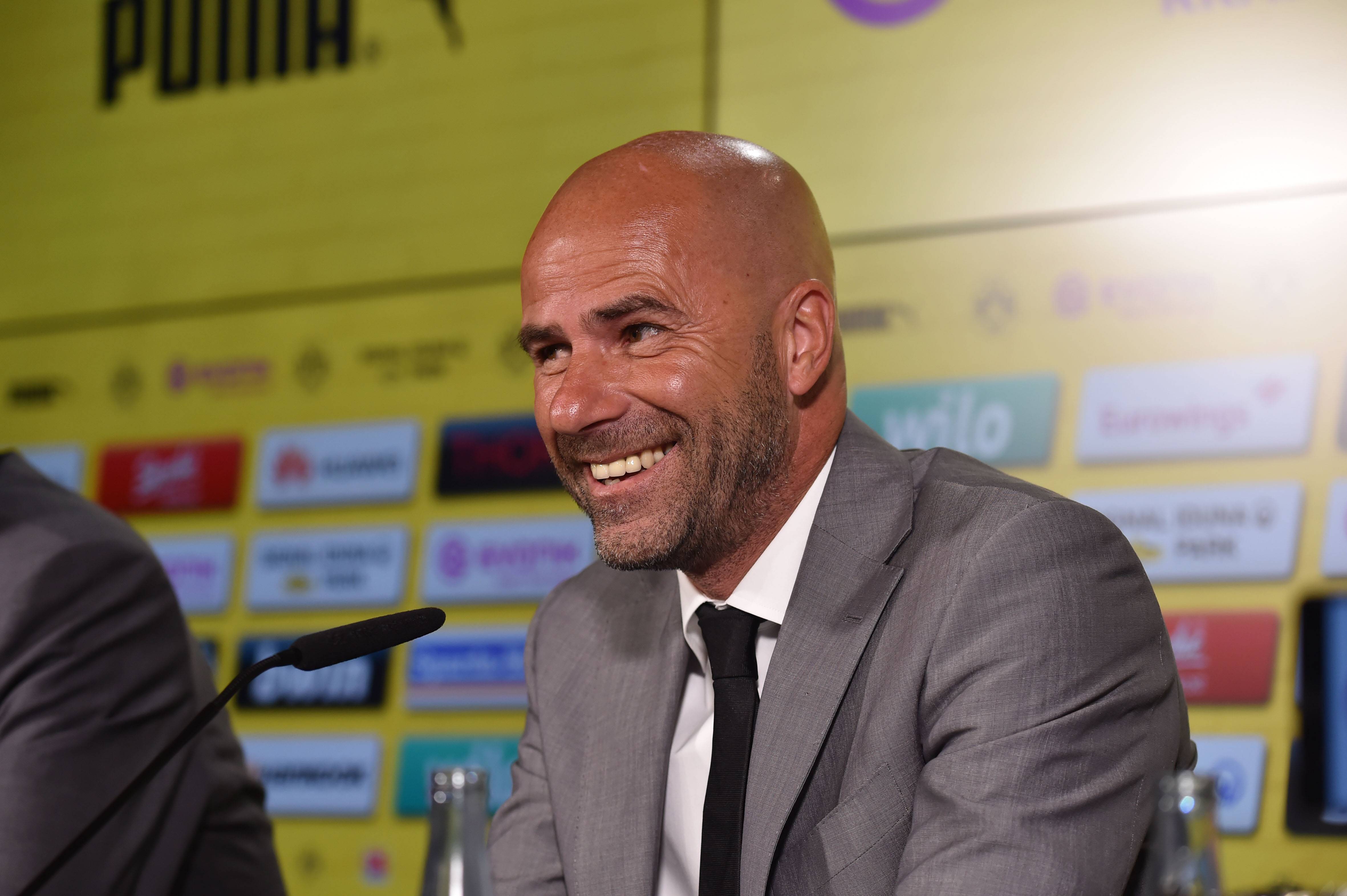 Peter Bosz auf die Frage eines Journalisten: "Die einen sagen Bosch, die anderen Boss - was sagen sie?"