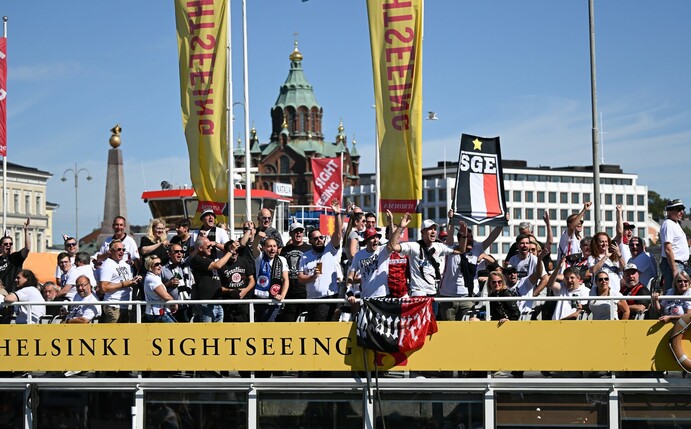 Fans von Eintracht Frankfurt machen in Helsinki vor dem Spiel gegen Real Madrid einen Bootsausflug.