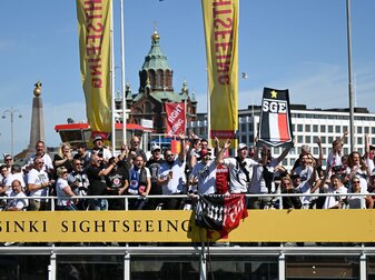 Fans von Eintracht Frankfurt machen in Helsinki vor dem Spiel gegen Real Madrid einen Bootsausflug. Fans von Eintracht Frankfurt machen in Helsinki vor dem Spiel gegen Real Madrid einen Bootsausflug.