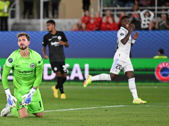 Frankfurts Torwart Kevin Trapp (l) reagiert nach Tor durch Alaba zum 1:0 für Real. Rechts jubelt Madrids Vinicius Junior. Frankfurts Torwart Kevin Trapp (l) reagiert nach Tor durch Alaba zum 1:0 für Real. Rechts jubelt Madrids Vinicius Junior.