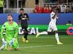 Frankfurts Torwart Kevin Trapp (l) reagiert nach Tor durch Alaba zum 1:0 für Real. Rechts jubelt Madrids Vinicius Junior.