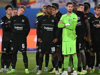 Frankfurts Team steht nach der Niederlage enttäuscht auf dem Platz. Frankfurts Team steht nach der Niederlage enttäuscht auf dem Platz.
