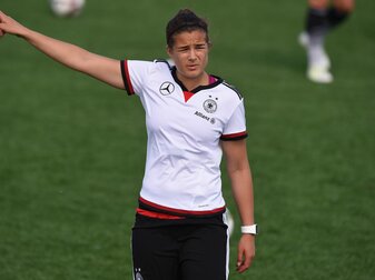 Lena Lotzen hat eine Masterarbeit über duale Karriereverläufe bei Fußballerinnen geschrieben. Lena Lotzen hat eine Masterarbeit über duale Karriereverläufe bei Fußballerinnen geschrieben.