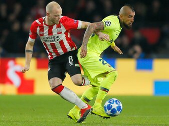 Verteidiger Jorrit Hendrix (l), 2018 im Trikot der PSV Eindhoven, kämpft mit Barcelonas Arturo Vidal um den Ball. Verteidiger Jorrit Hendrix (l), 2018 im Trikot der PSV Eindhoven, kämpft mit Barcelonas Arturo Vidal um den Ball.