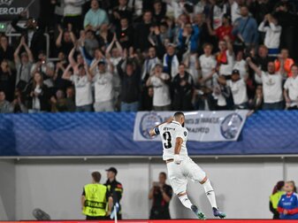 Real-Stürmer Karim Benzema jubelt über sein Tor zum 2:0 im UEFA-Supercup gegen Eintracht Frankfurt. Real-Stürmer Karim Benzema jubelt über sein Tor zum 2:0 im UEFA-Supercup gegen Eintracht Frankfurt.