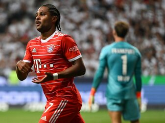 Bayerns Serge Gnabry jubelt nach seinem Tor zum Bundesliga-Auftakt gegen Eintracht Frankfurt in altbekannter Manier. Bayerns Serge Gnabry jubelt nach seinem Tor zum Bundesliga-Auftakt gegen Eintracht Frankfurt in altbekannter Manier.
