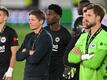 Eintracht-Coach Oliver Glasner und Torwart Kevin Trapp (r) stehen vor kräftezehrenden Wochen.