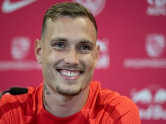 Leipzigs Neuzugang David Raum spricht auf einer Pressekonferenz. Leipzigs Neuzugang David Raum spricht auf einer Pressekonferenz.