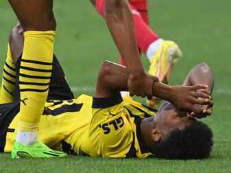 Fällt für Dortmund aus: Karim Adeyemi liegt beim Spiel gegen Leverkusen verletzt auf dem Rasen. Fällt für Dortmund aus: Karim Adeyemi liegt beim Spiel gegen Leverkusen verletzt auf dem Rasen.