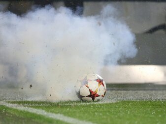 Argentinien: Fans zünden nach Niederlage Spieler-Autos an Argentinien: Fans zünden nach Niederlage Spieler-Autos an