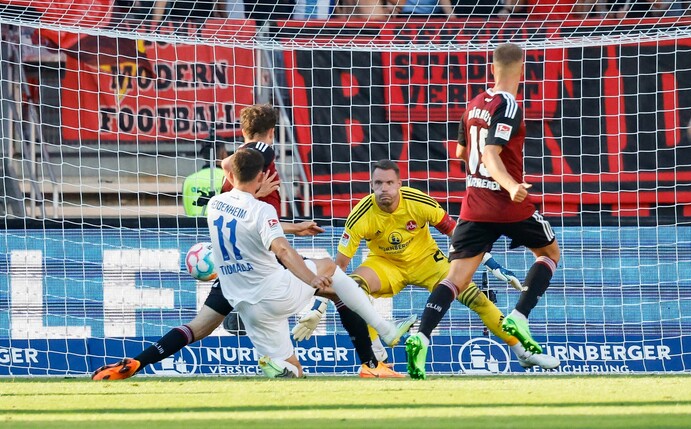 Heidenheims Denis Thomalla (l) bringt den Ball im Tor unter, Nürnbergs Torwart Christian Mathenia (hinten) ist machtlos.