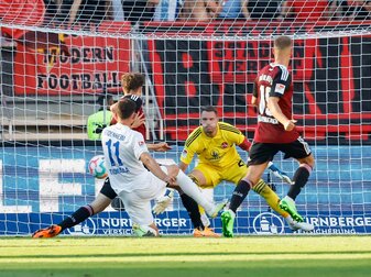 Heidenheims Denis Thomalla (l) bringt den Ball im Tor unter, Nürnbergs Torwart Christian Mathenia (hinten) ist machtlos.